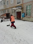 Уборка снега на придомовой территории.